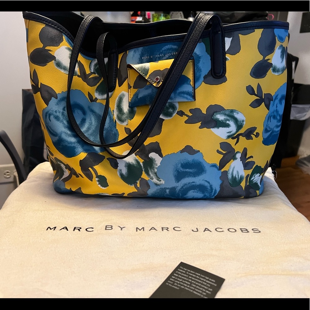 Large Marc Jacob tote. small cosmetic bag, Authenticity card &dust bag included.